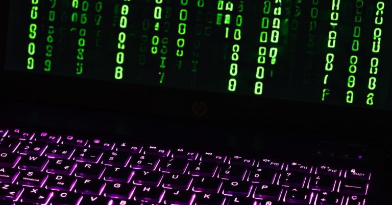 découvrez les bases de la communication digitale pour maîtriser les outils et stratégies essentiels à une présence en ligne réussie.