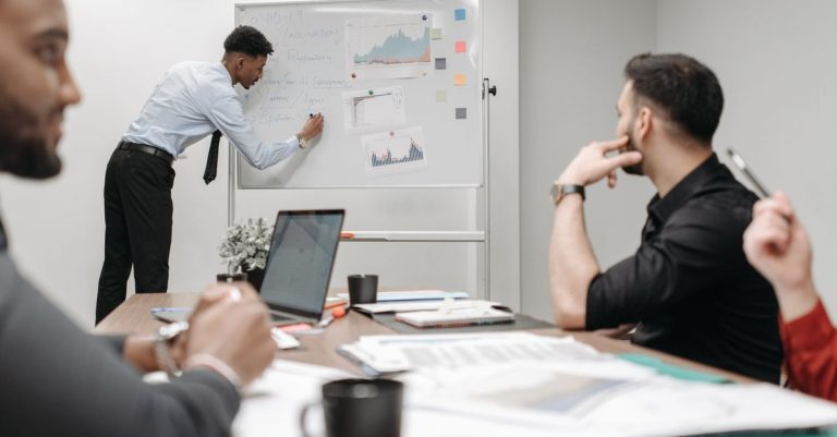 analyse de la communication : explorez les techniques et outils pour comprendre et améliorer les échanges interpersonnels et professionnels.