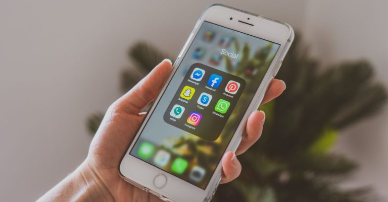 découvrez whatsapp, l'application de messagerie instantanée gratuite qui vous permet d'envoyer des messages, passer des appels vocaux et vidéo, et partager des fichiers facilement avec vos contacts à travers le monde.