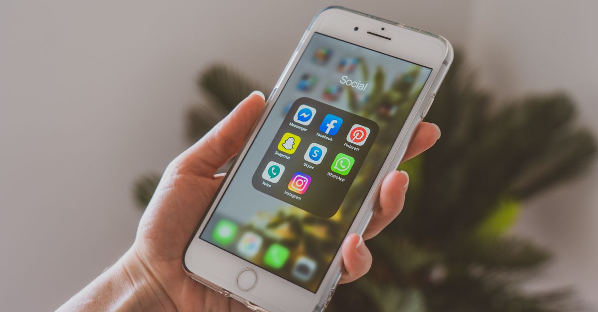 découvrez whatsapp, l'application de messagerie instantanée gratuite qui vous permet d'envoyer des messages, passer des appels vocaux et vidéo, et partager des fichiers facilement avec vos contacts à travers le monde.